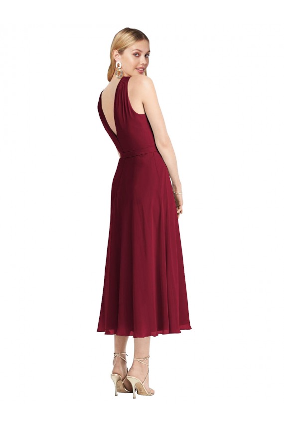 Chiffon Cabeçada Sem Mangas Costas em V Comprimento Chá Vestidos de Madrinha / Vestidos de Cocktail Baratos