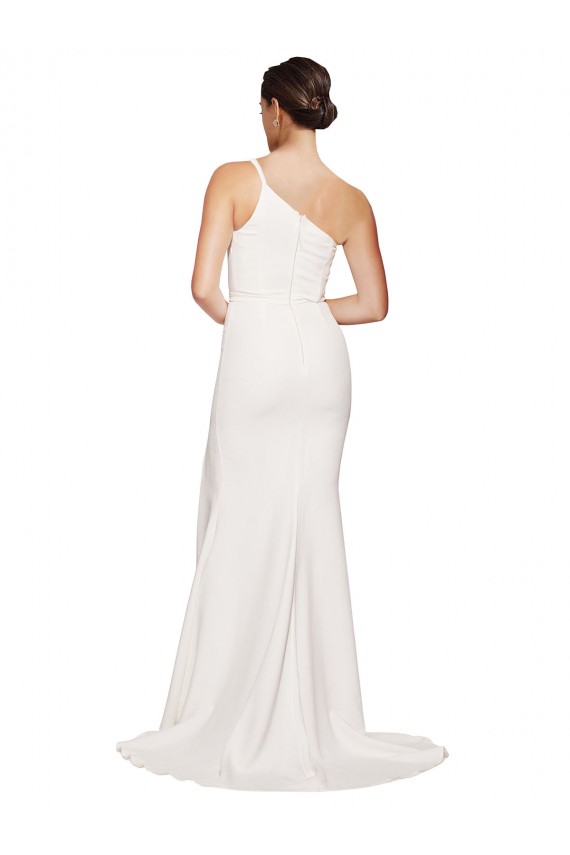 Crepe Esticado Um Ombro Sem Mangas Comboio Varredela Bainha Vestidos de Madrinha / Vestidos de Festa Baratos