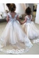Tule & Renda Barco Sem Mangas Costas em V Comboio Capela Vestidos para Meninas de Flores Baratos