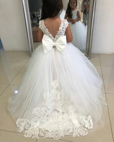 Tule & Renda Barco Sem Mangas Comboio Capela Vestidos para Meninas de Flores Baratos