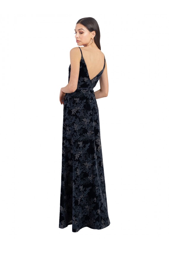 Veludo Floral & Veludo Elástico Decote V Sem Mangas Costas em V Comprimento Chão Vestidos de Madrinha Baratos